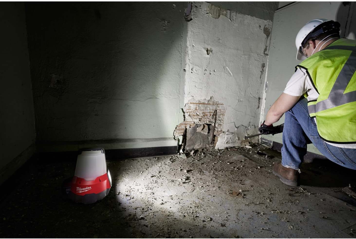 Milwaukee 2144-20 M18 RADIUS Compact 2,200-Lumen Site Light w/ Flood Mode, Tool Only (PROMO) - Image 3