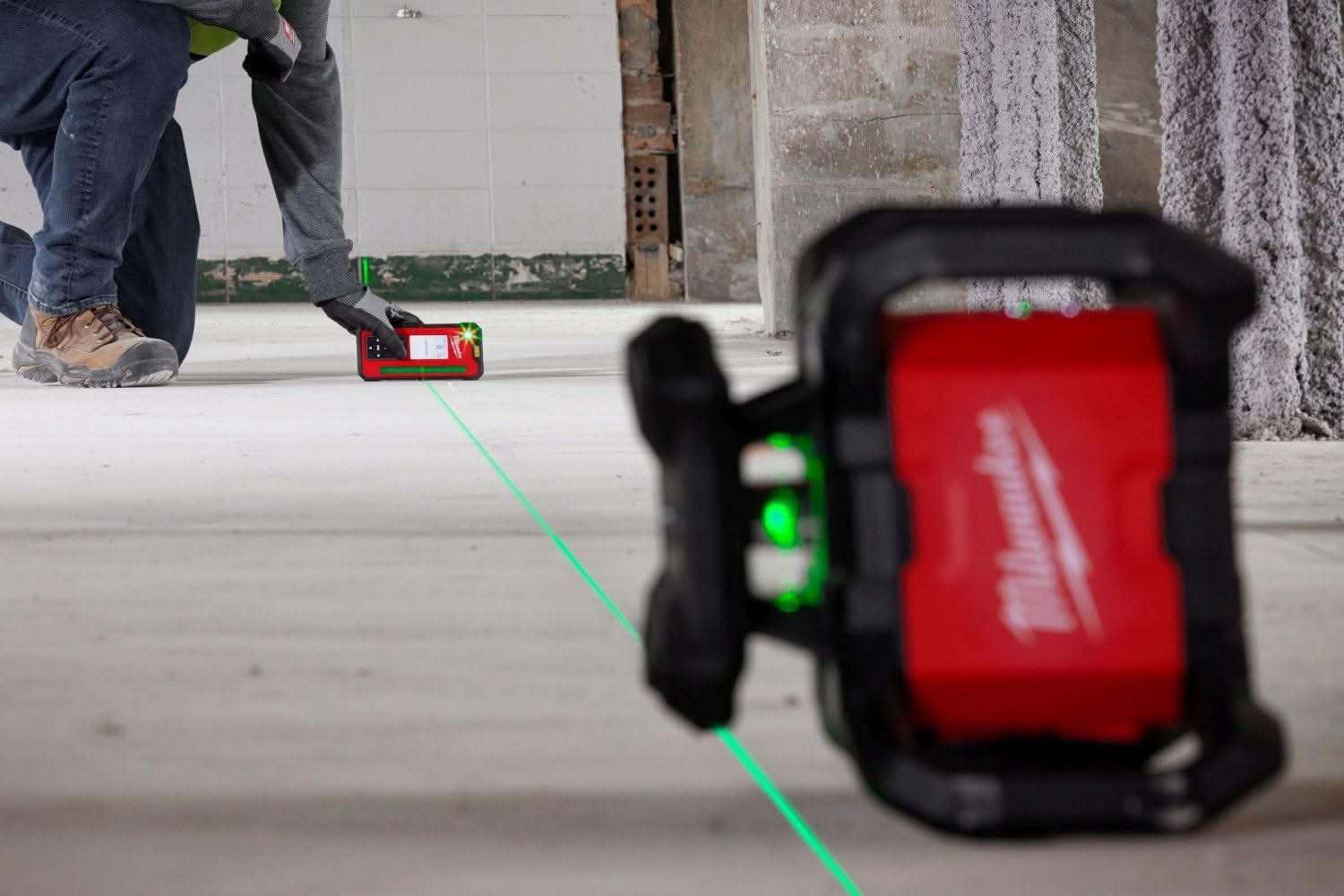 Milwaukee 3712 Green Rotary Laser Remote Control & Receiver - Image 3