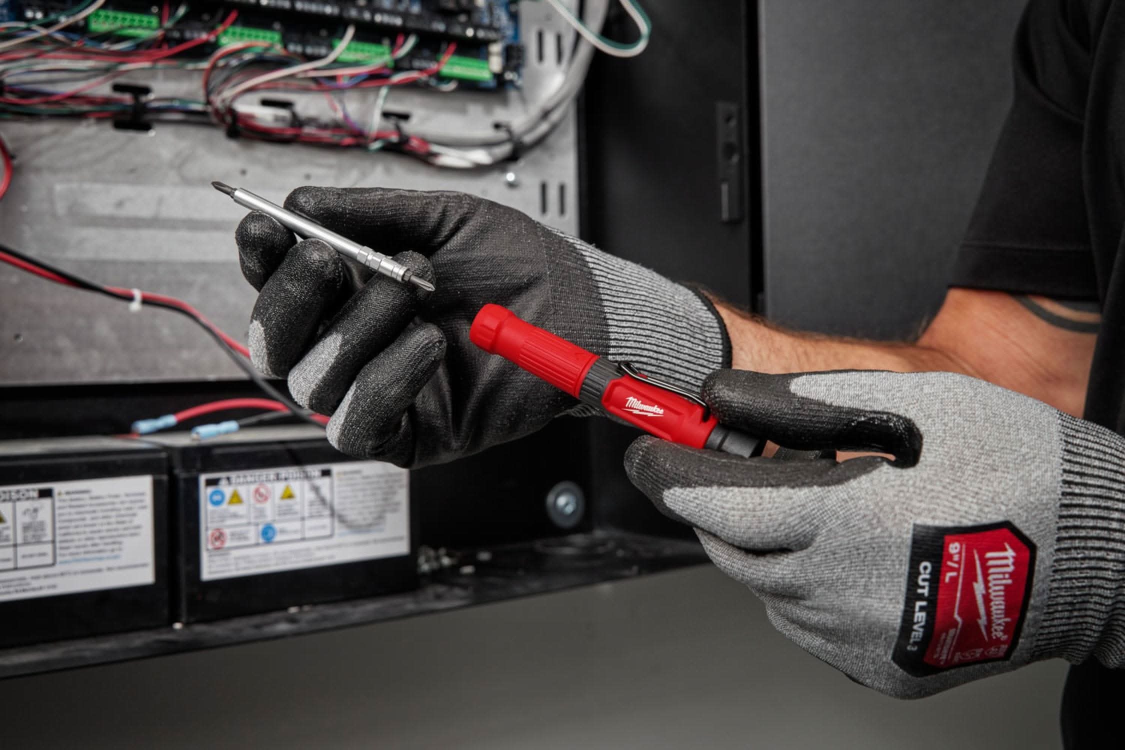 Milwaukee 48-22-2932 4-in-1 Pocket Precision Multi-Bit Screwdriver - Image 3