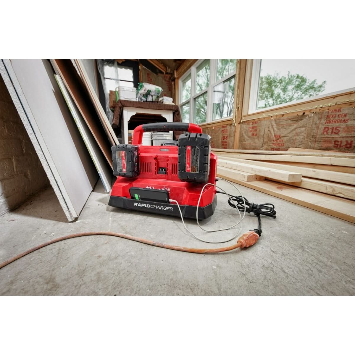 Milwaukee M18 PACKOUT 6-Bay Rapid Charger plus M18 REDLITHIUM XC 5.0Ah Battery Pack - Image 3