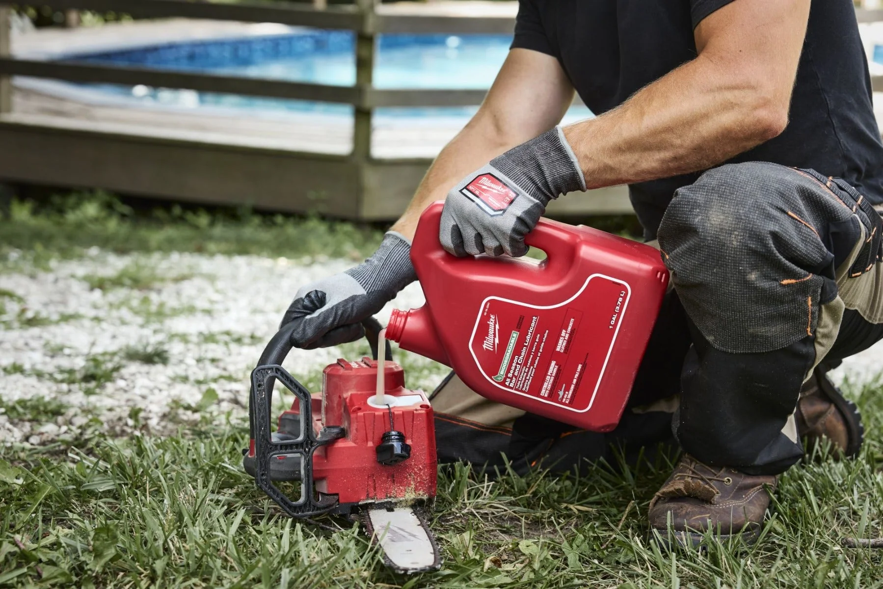 Milwaukee 49-16-2841 1 Gallon Biodegradable All Season Bar and Chain Lubricant - Image 2