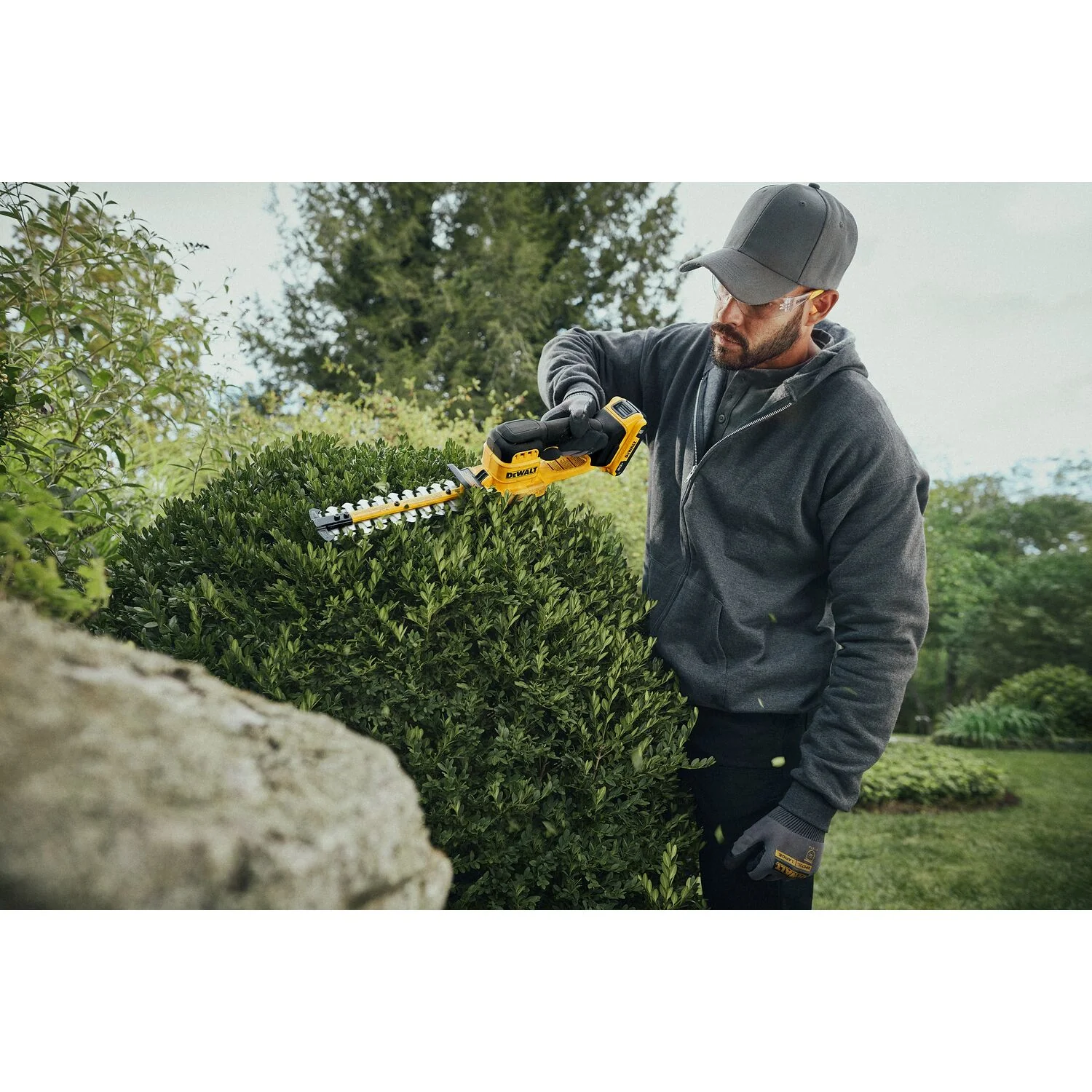 DeWALT DCHT823B 20V MAX 8-in. Cordless Compact Hedge Trimmer, Tool Only - Image 3