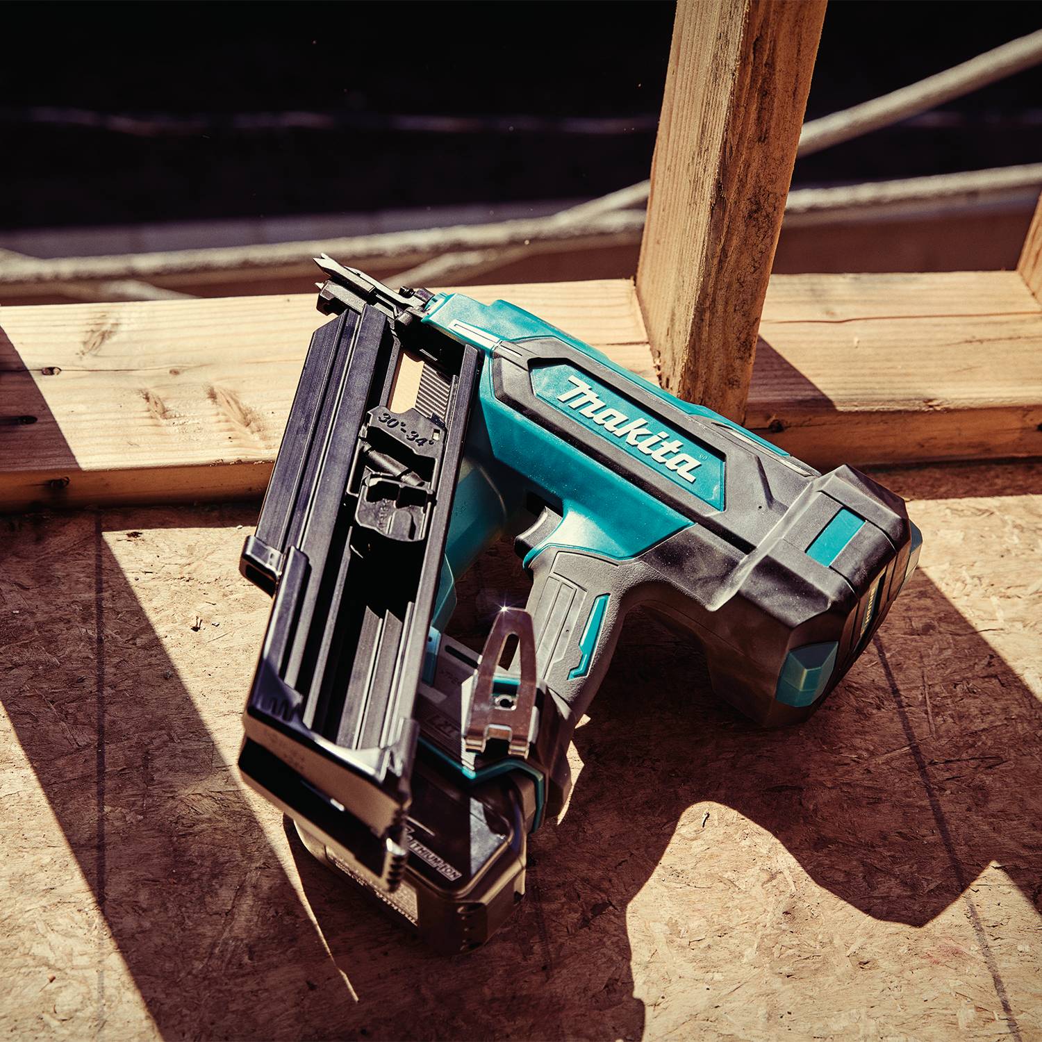 Makita XNB07M1 18V LXT Brushless 30-Degree Clipped Head 3-1/2-in. Framing Nailer 4.0Ah Kit - Image 2