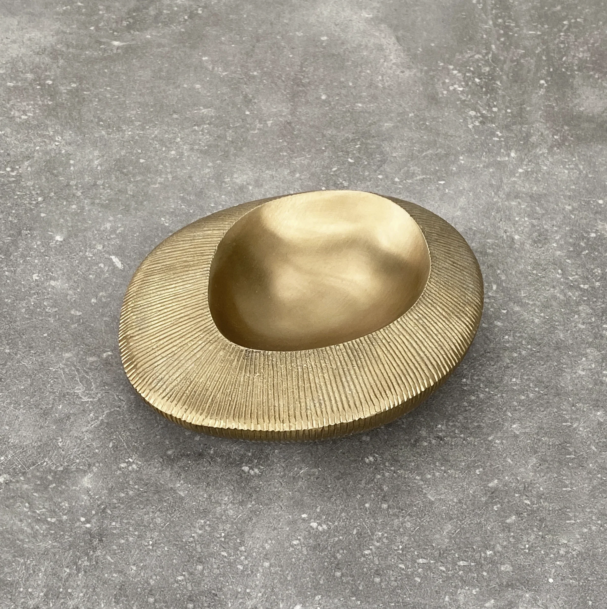 PIETRA CASA – VALLEY BOWL SMALL – SATIN BRASS – 7.26