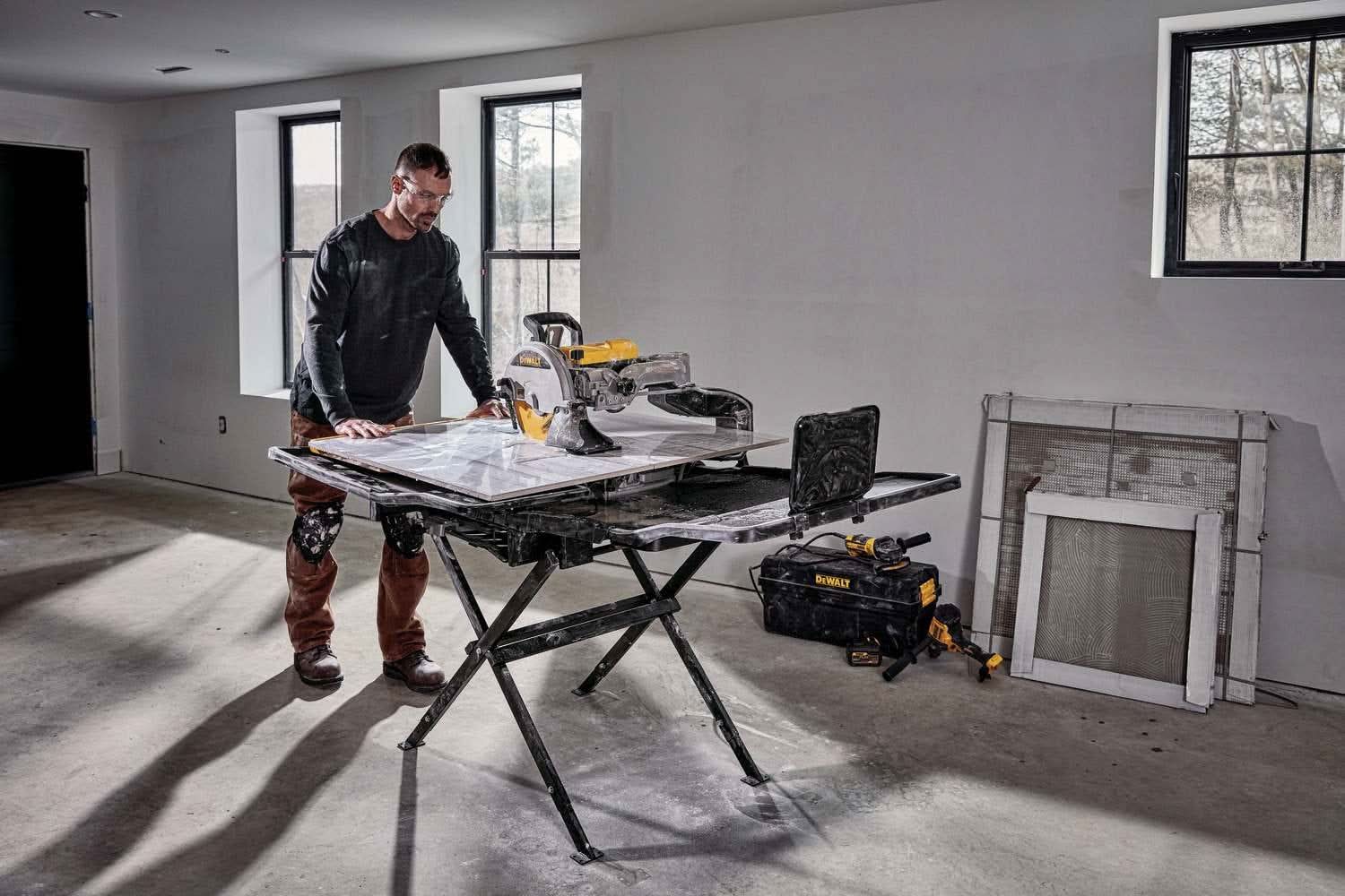 DeWalt D36000 Corded High Capacity 10-Inch Wet Tile Saw - Image 2