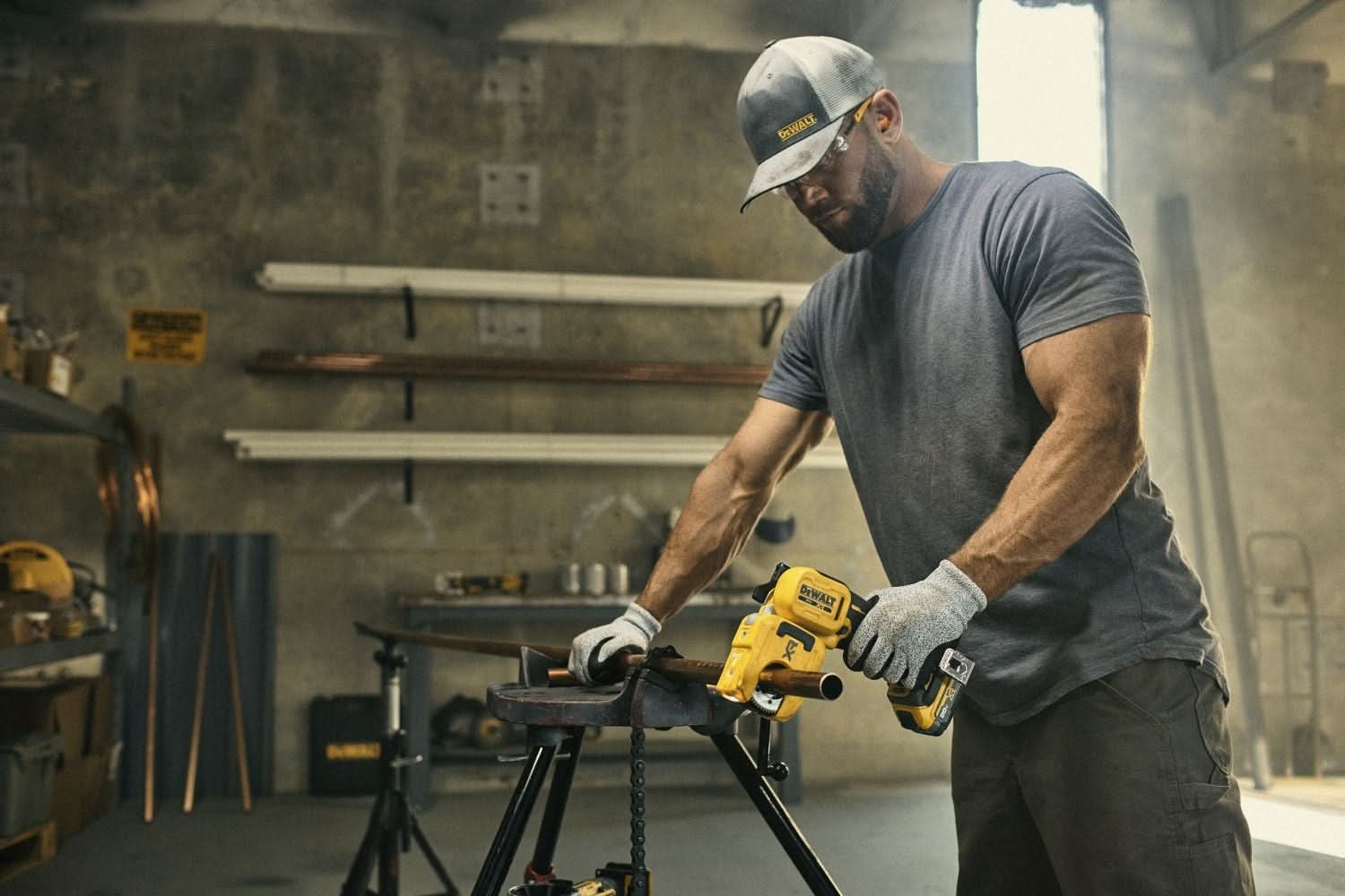DeWALT DCE154B 20V MAX* XR 1/4-in. to 1-1/4-in. Copper Tubing Cutter, Tool Only - Image 3
