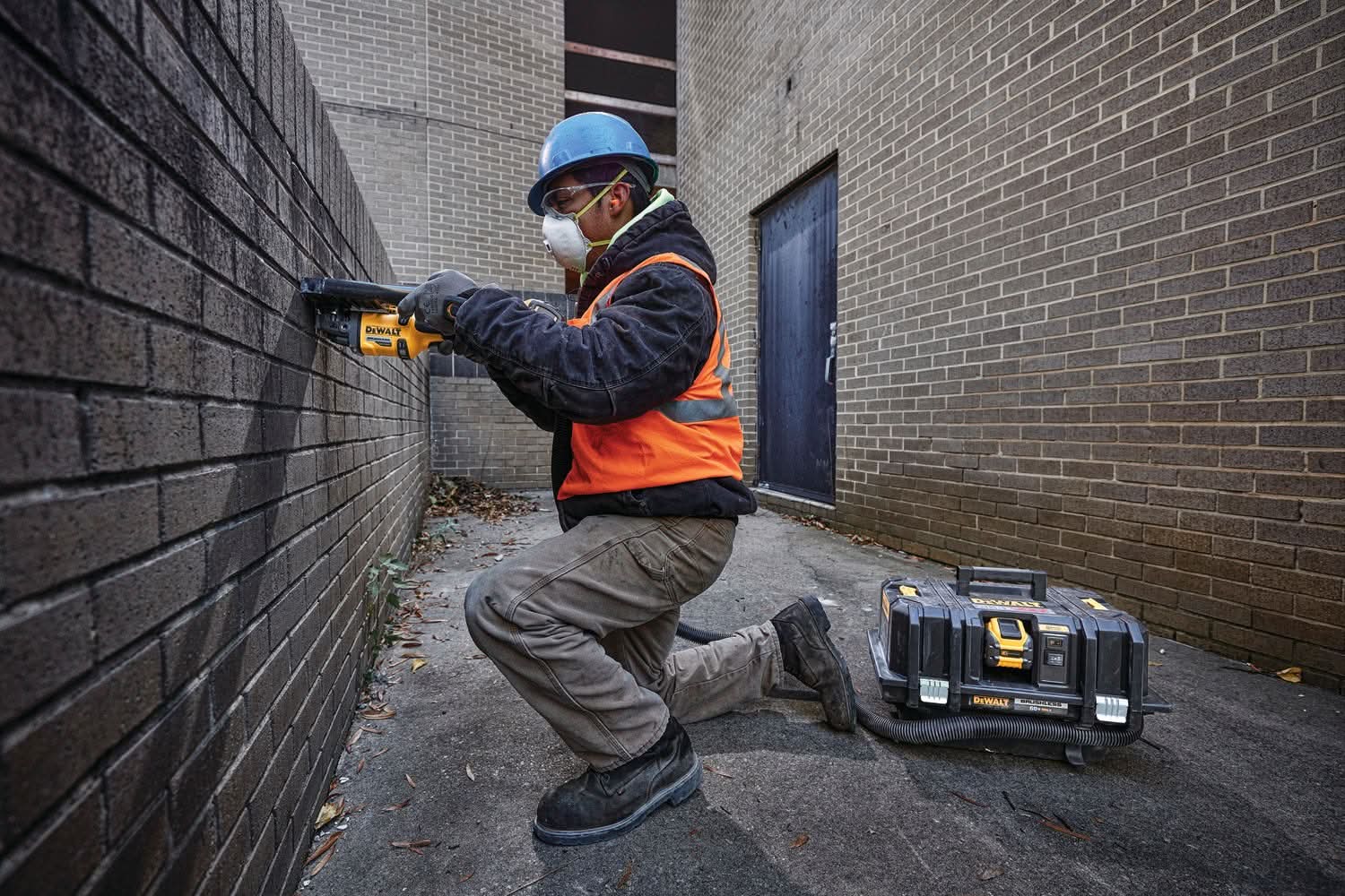 DeWalt DCG418X1 Flexvolt 60V MAX Brushless 4-1/2" - 6" Cordless Grinder With Kickback Brake 9.0Ah Kit - Image 2