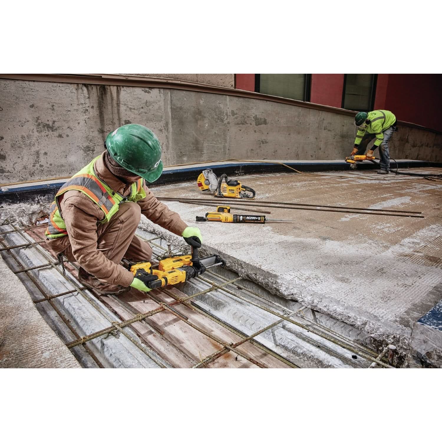 DeWalt DCH263R2DH 20V MAX XR Brushless 1-1/8-Inch SDS Plus D-Handle Rotary Hammer + Dust Extractor 6.0Ah Kit - Image 2