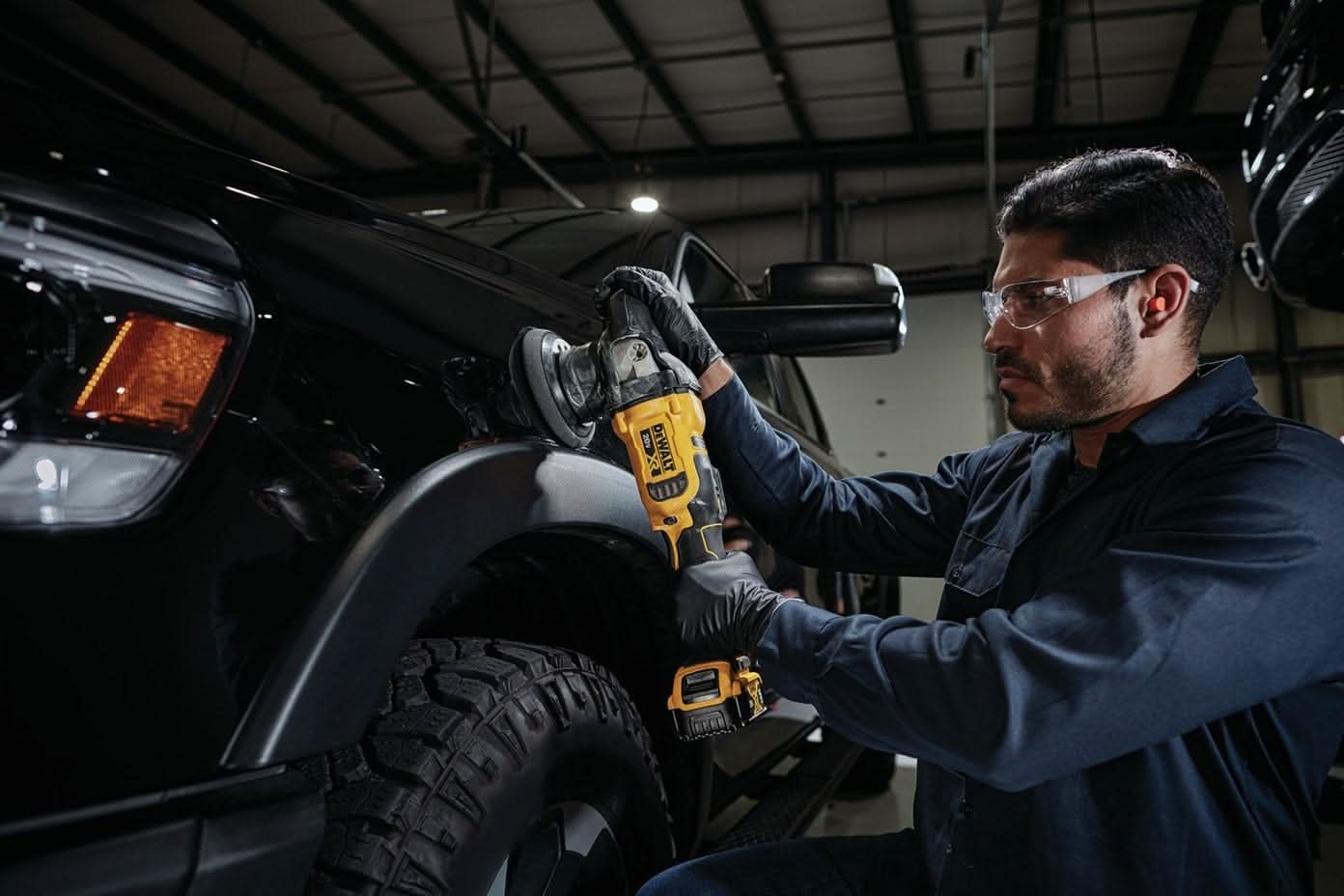 DeWalt DCM848P2 20V MAX XR 5-inch Cordless Variable Speed Random Orbit Polisher 5.0Ah Kit - Image 3