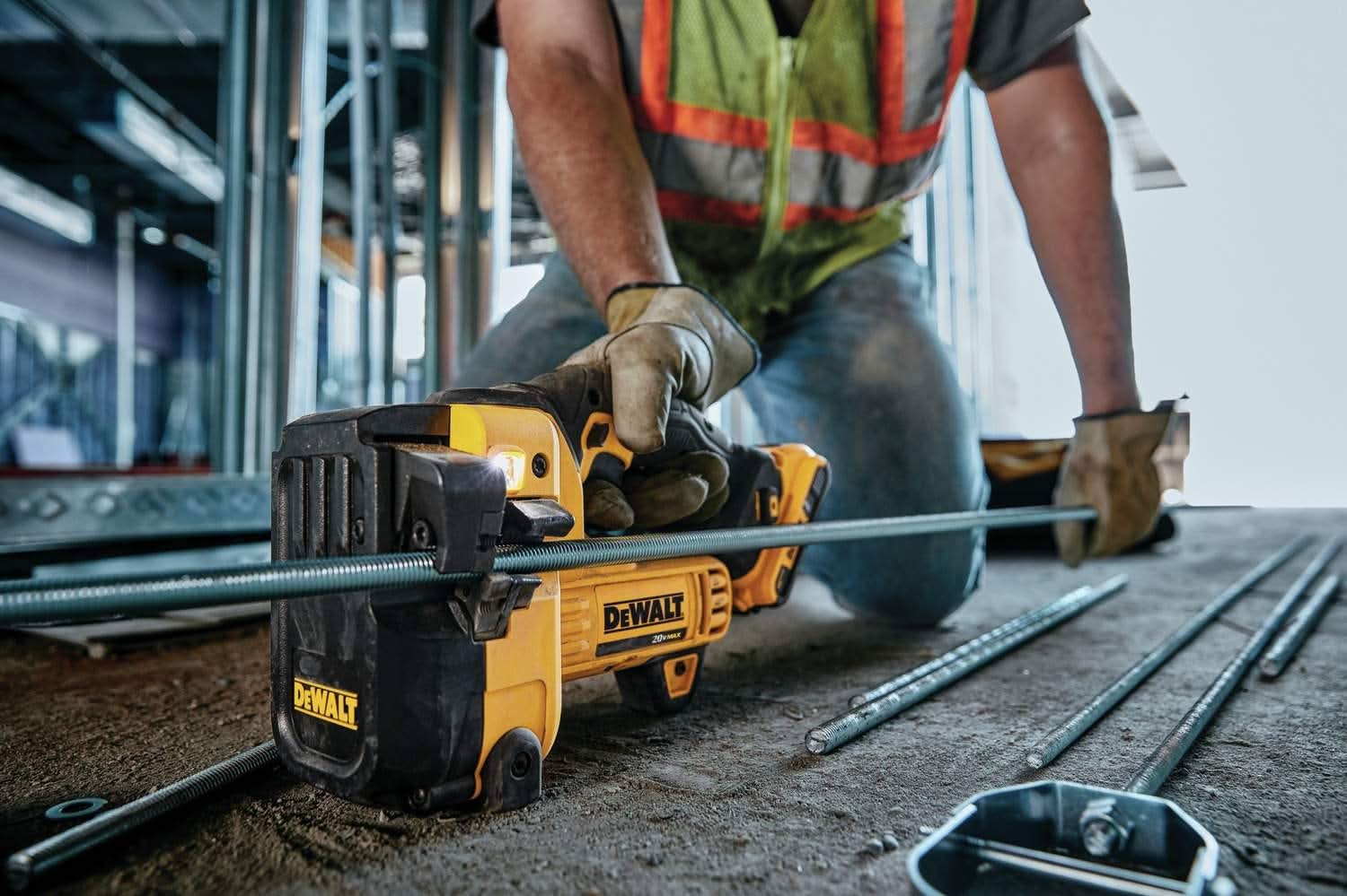 Dewalt DCS350D1 20V MAX Cordless Threaded Rod Cutter Kit - Image 3