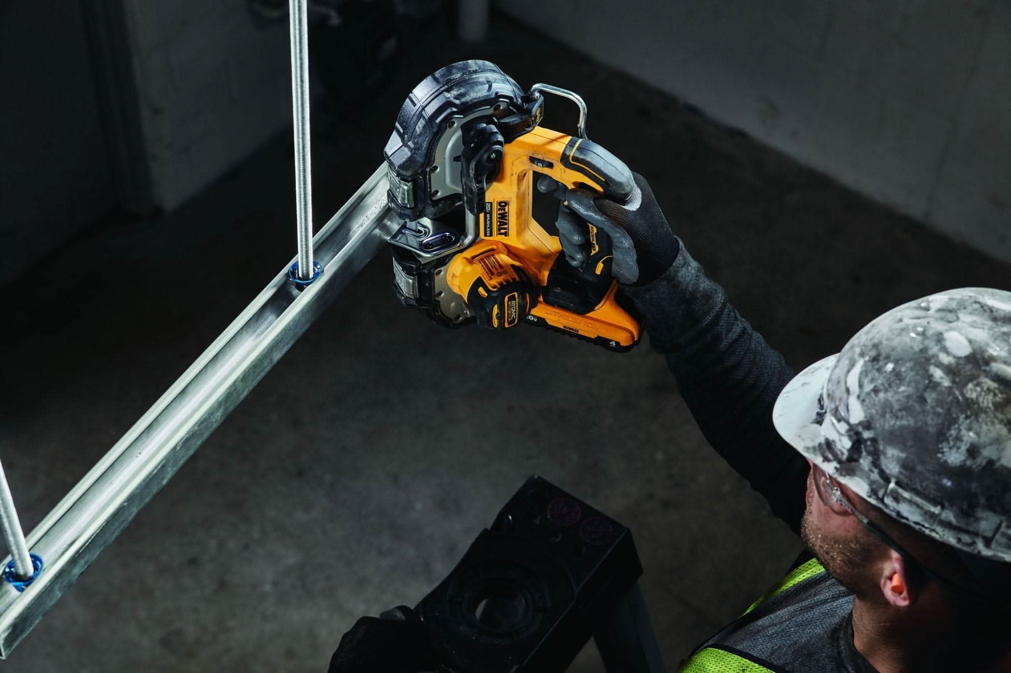 DEWALT DCS377Q1 ATOMIC 20V MAX Brushless Cordless 1-3/4-in. Bandsaw Kit - Image 3