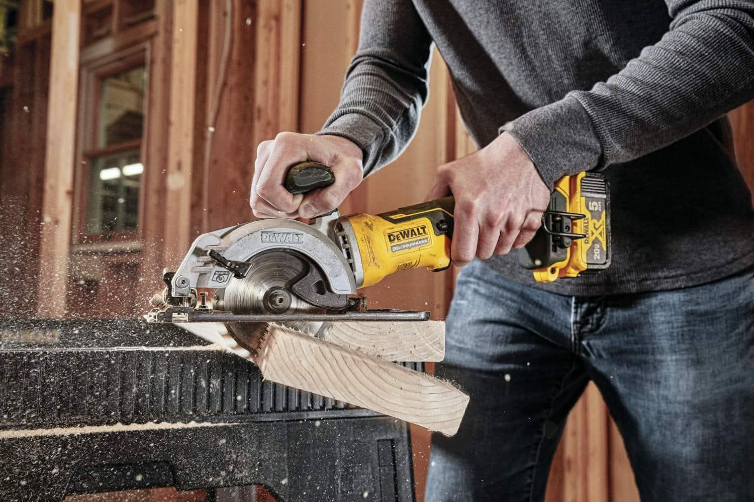 Dewalt DCS571P1 ATOMIC 20V MAX 4-1/2" Circular Saw 5.0Ah Kit - Image 3