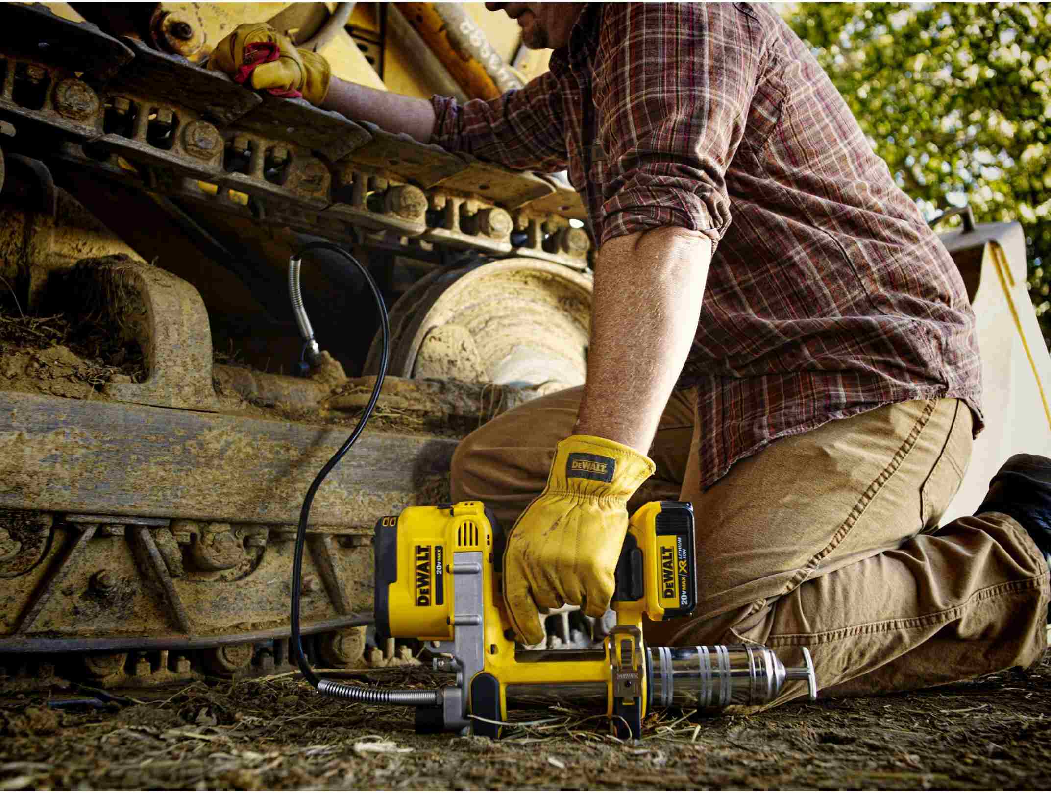DeWalt DCGG571M1 20V MAX Grease Gun 4.0Ah Kit - Image 2