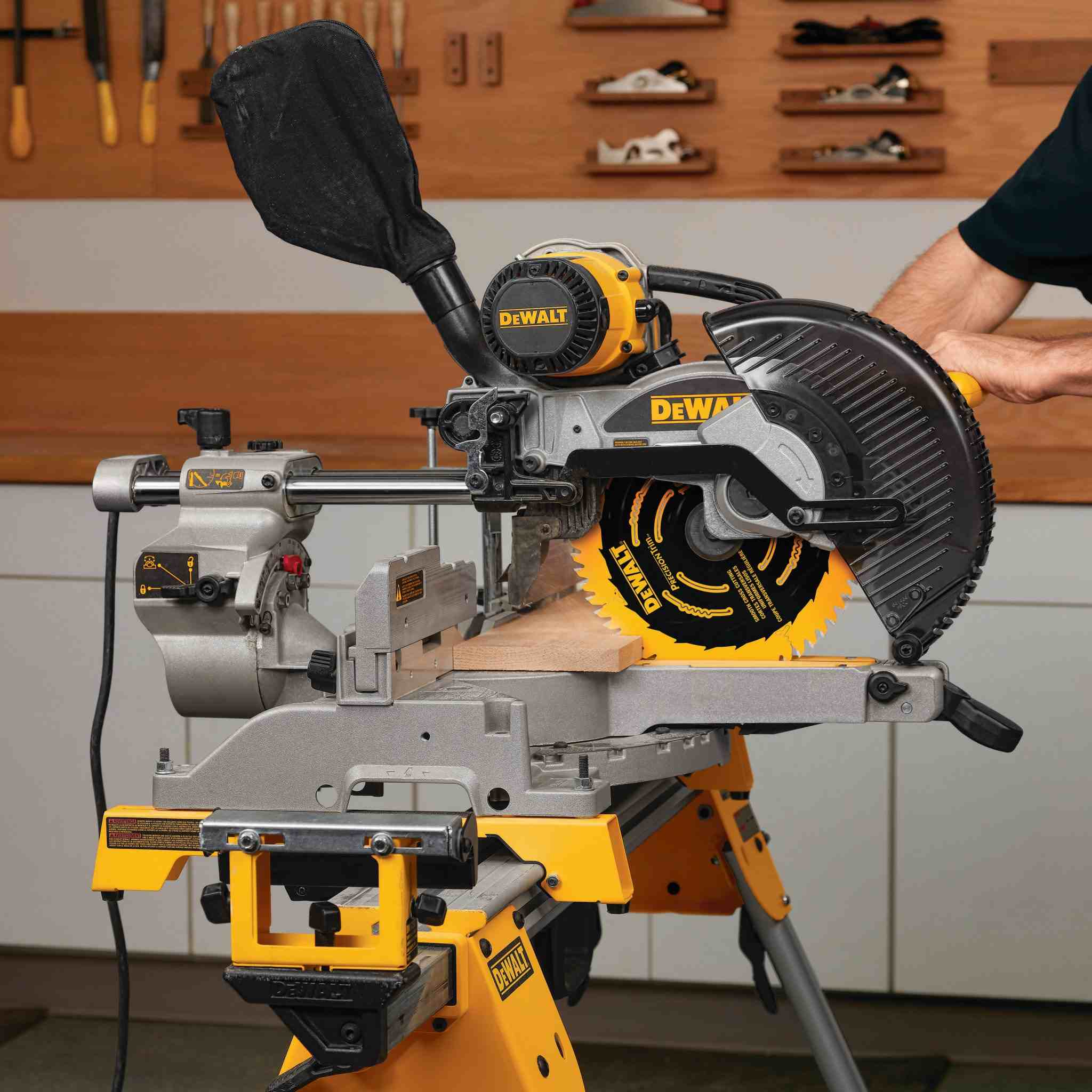 DeWalt DW3215P-Tooth 10 in. 60-Tooth Smooth Crosscutting Saw Blade - Image 2