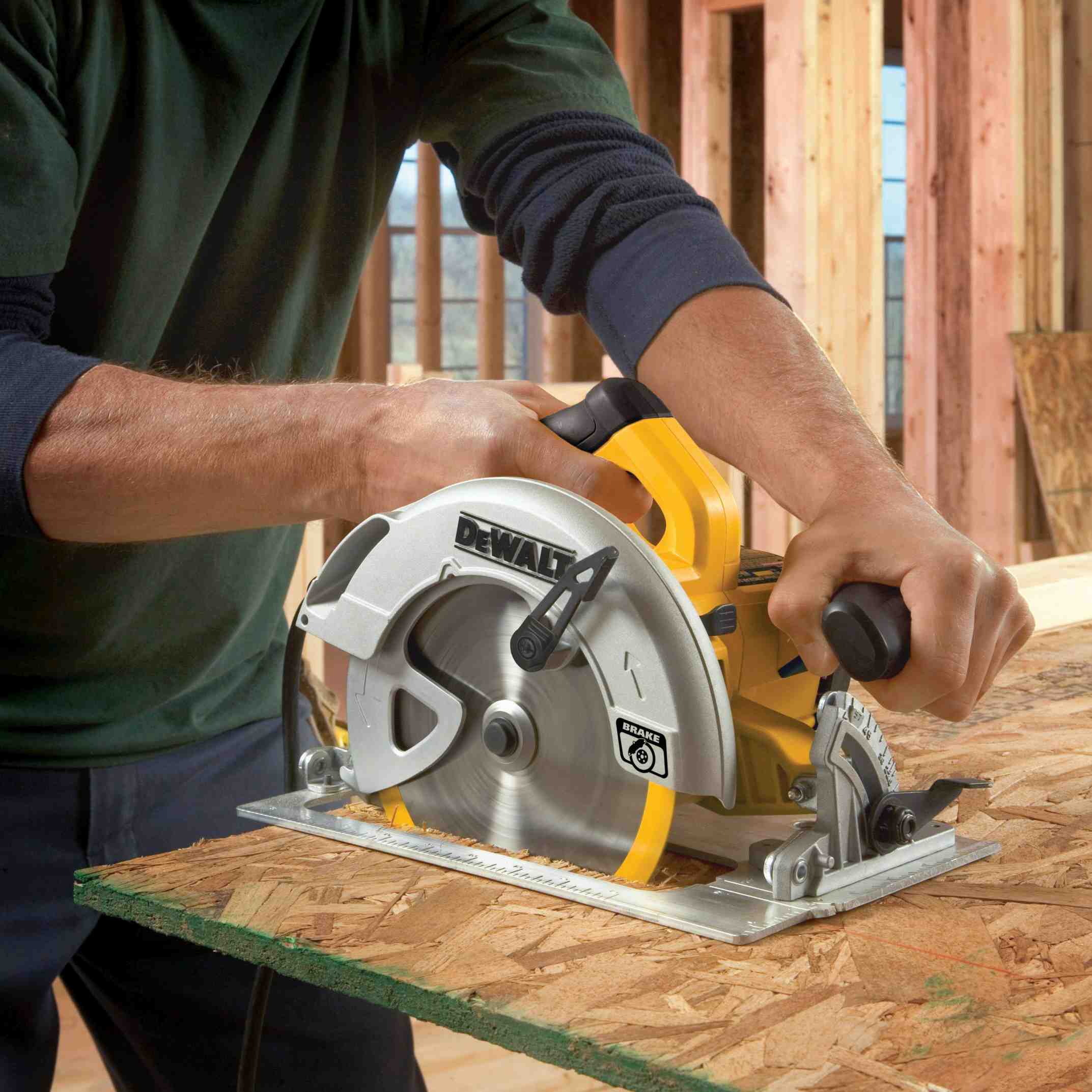 DeWalt DWE575 7.25-Inch Lightweight Circular Saw (PROMO) - Image 3