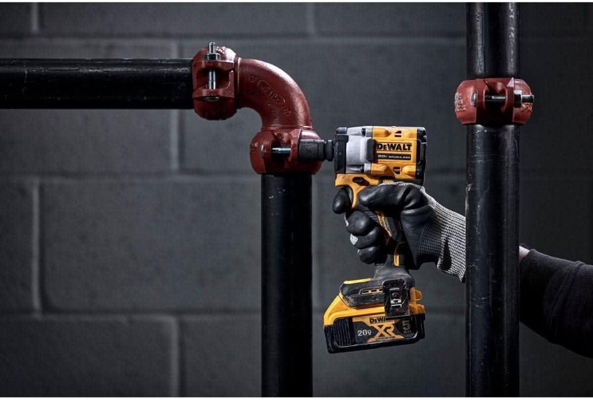 DeWALT DCF921P2 ATOMIC 20V MAX* 1/2 -in. Cordless Impact Wrench with Hog Ring Anvil Kit - Image 3