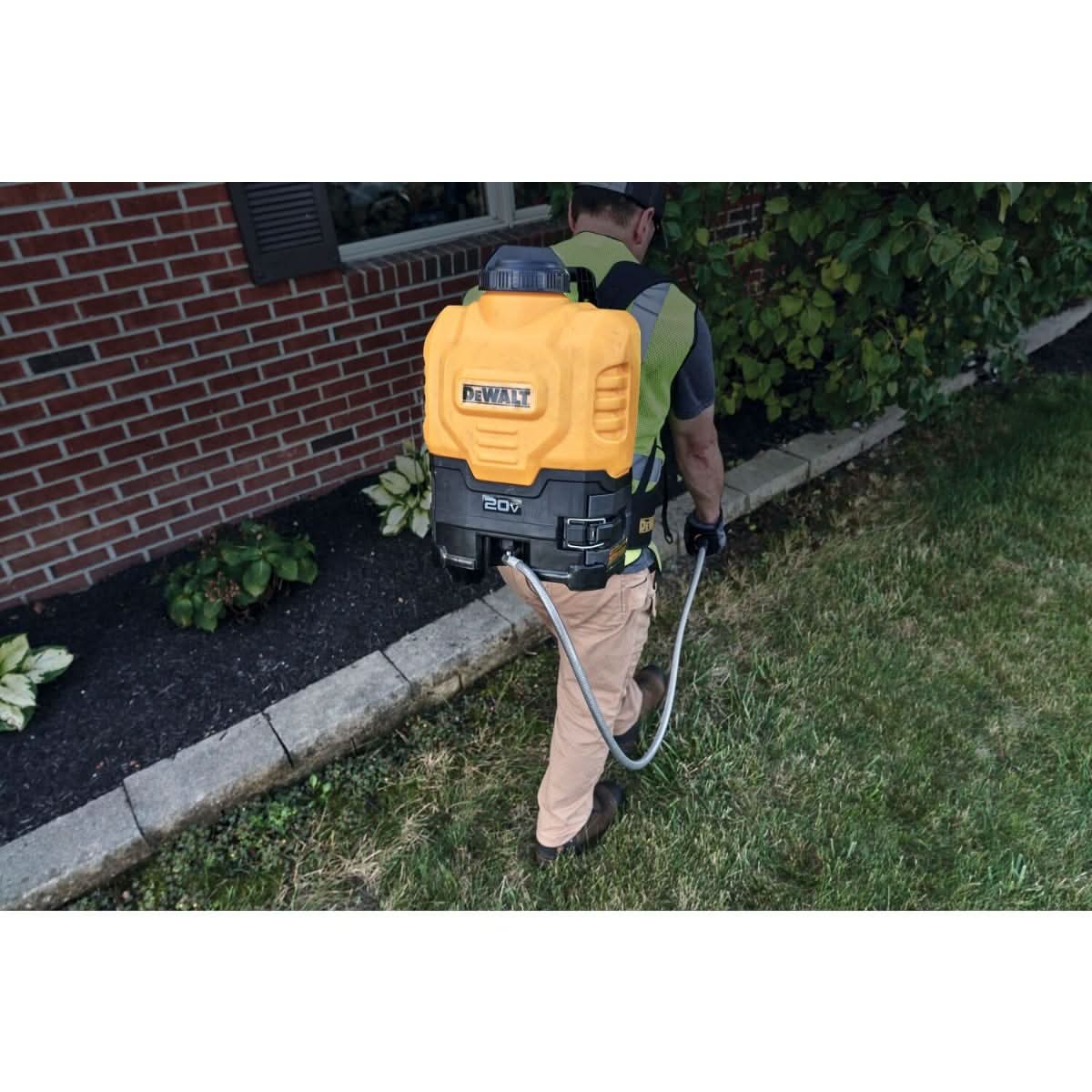 DeWalt DXSP190681 20V MAX 4-Gallon Backpack Sprayer 2.0Ah Kit - Image 2