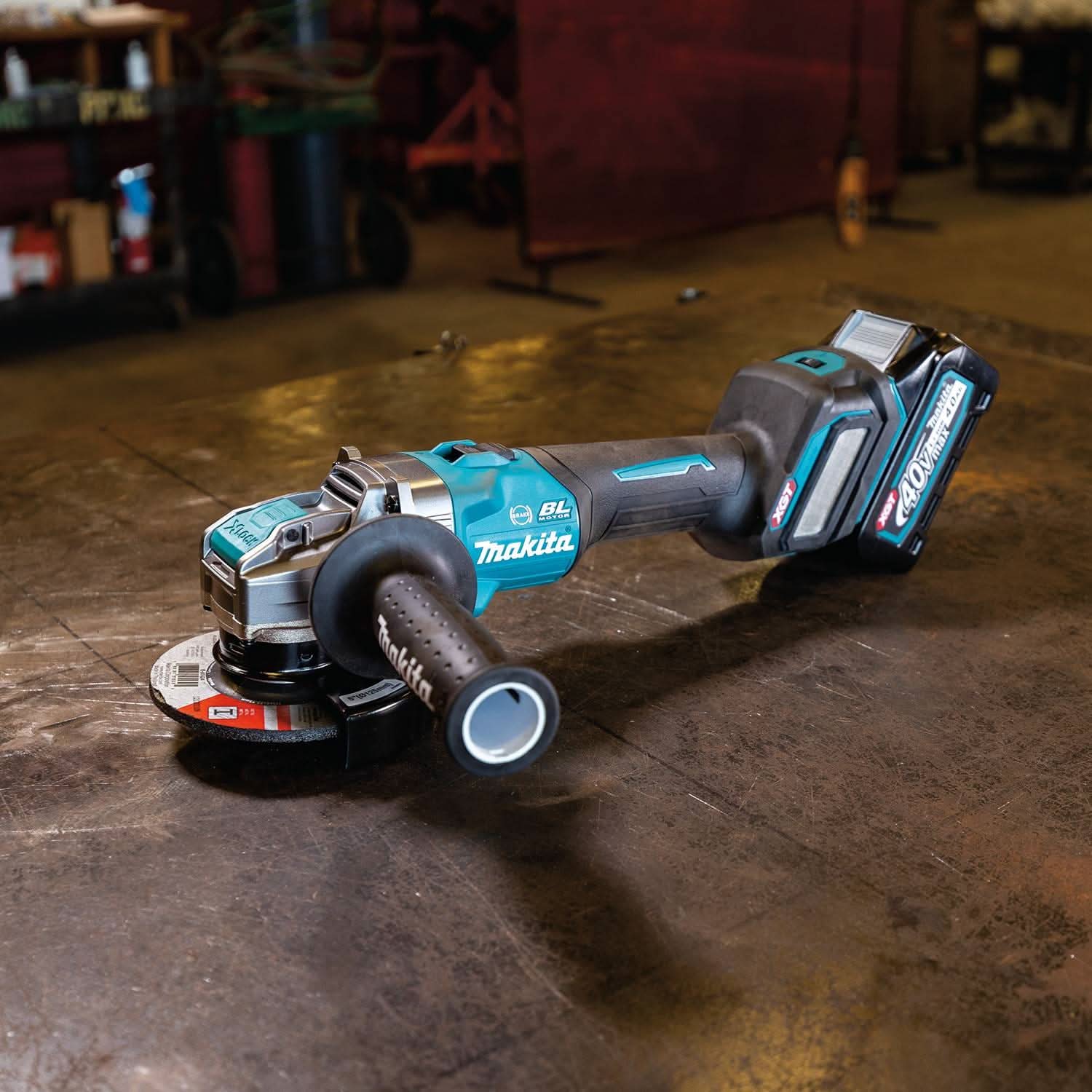 Makita GAG11M1 40V max XGT Brushless Cordless 4-1/2" / 5" X-LOCK Angle Grinder Kit, with Electric Brake, AWS Capable (4.0Ah) - Image 3