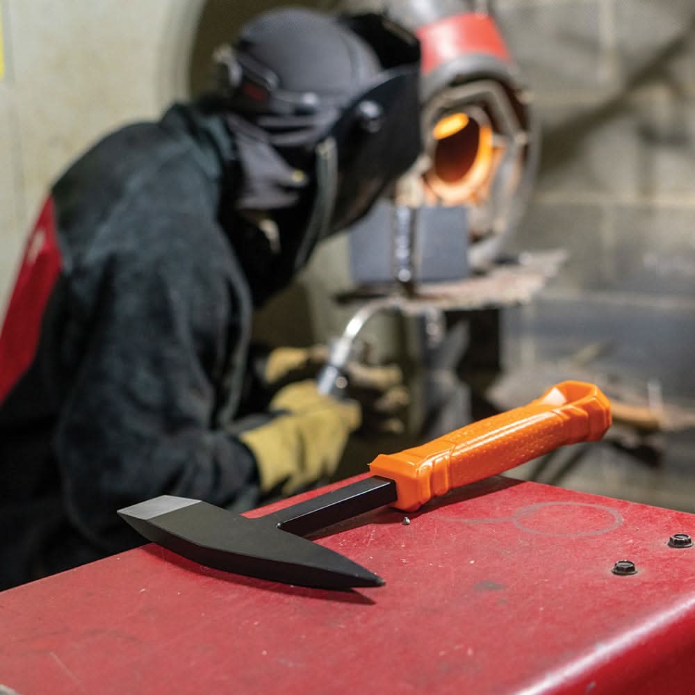Klein Tools H80612 Welder's Chipping Hammer, Heat-Resistant Handle, 10-Ounce, 7 in. - Image 3
