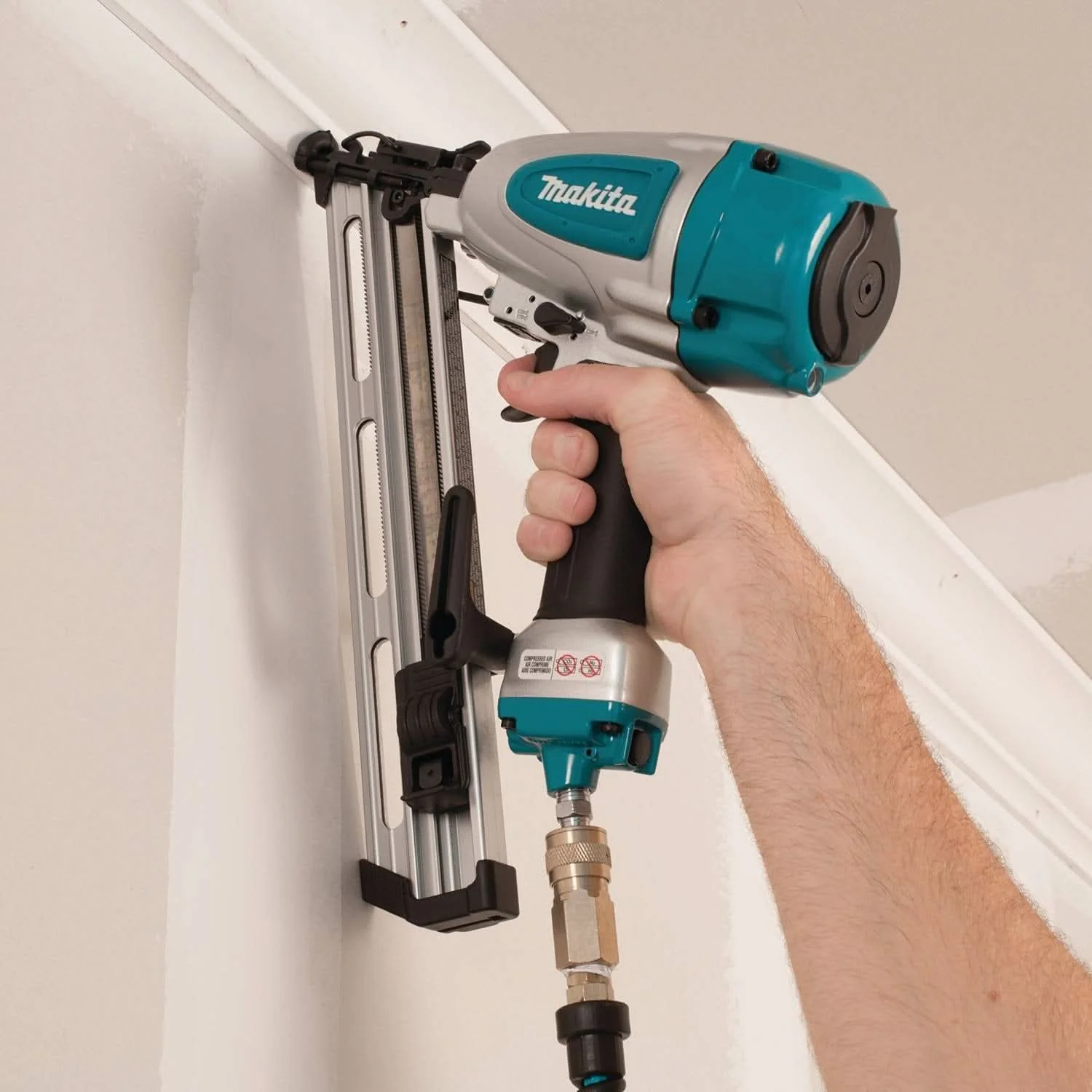 Makita AF635 15 Gauge, 2-1/2" 34-Degree Angled Finish Nailer - Image 2