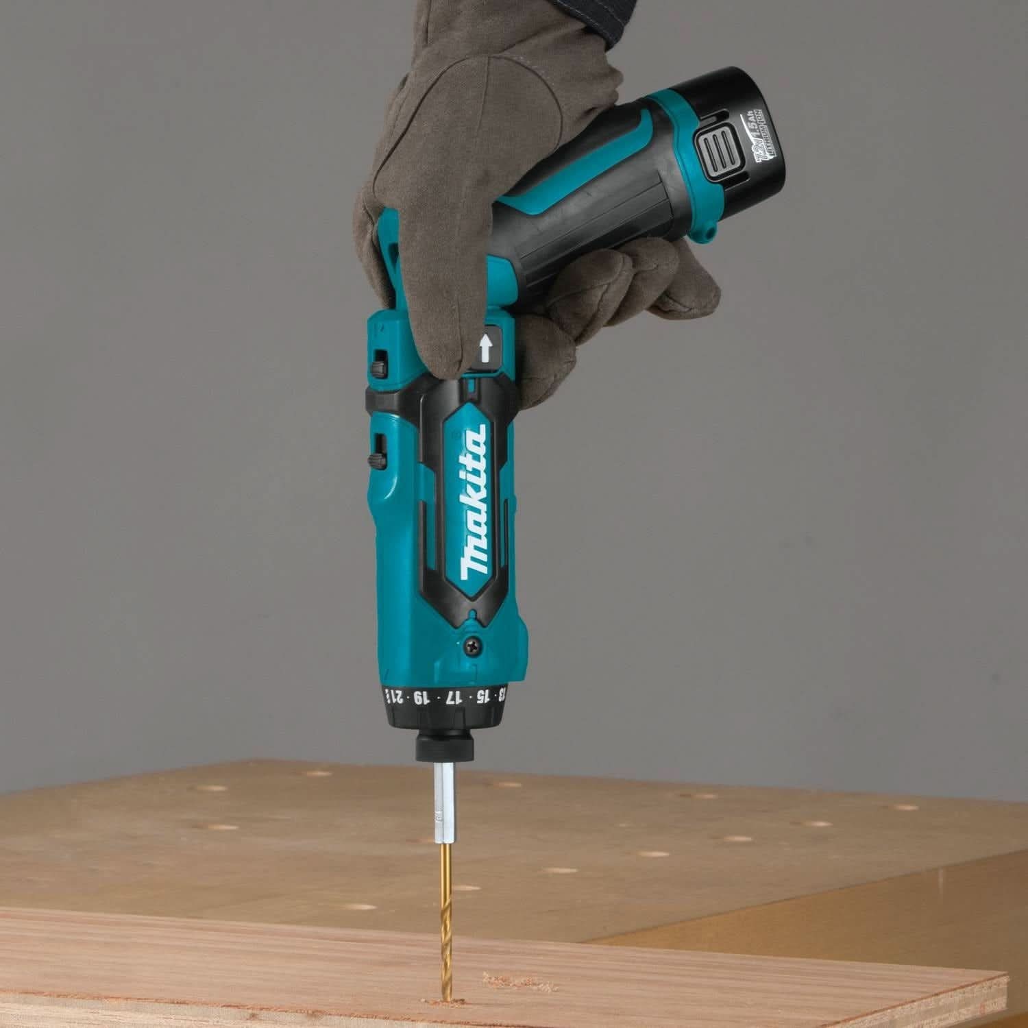 Makita DF012DSE 7.2V Lithium-Ion Cordless 1/4" Hex Driver-Drill Kit with Auto-Stop Clutch - Image 3