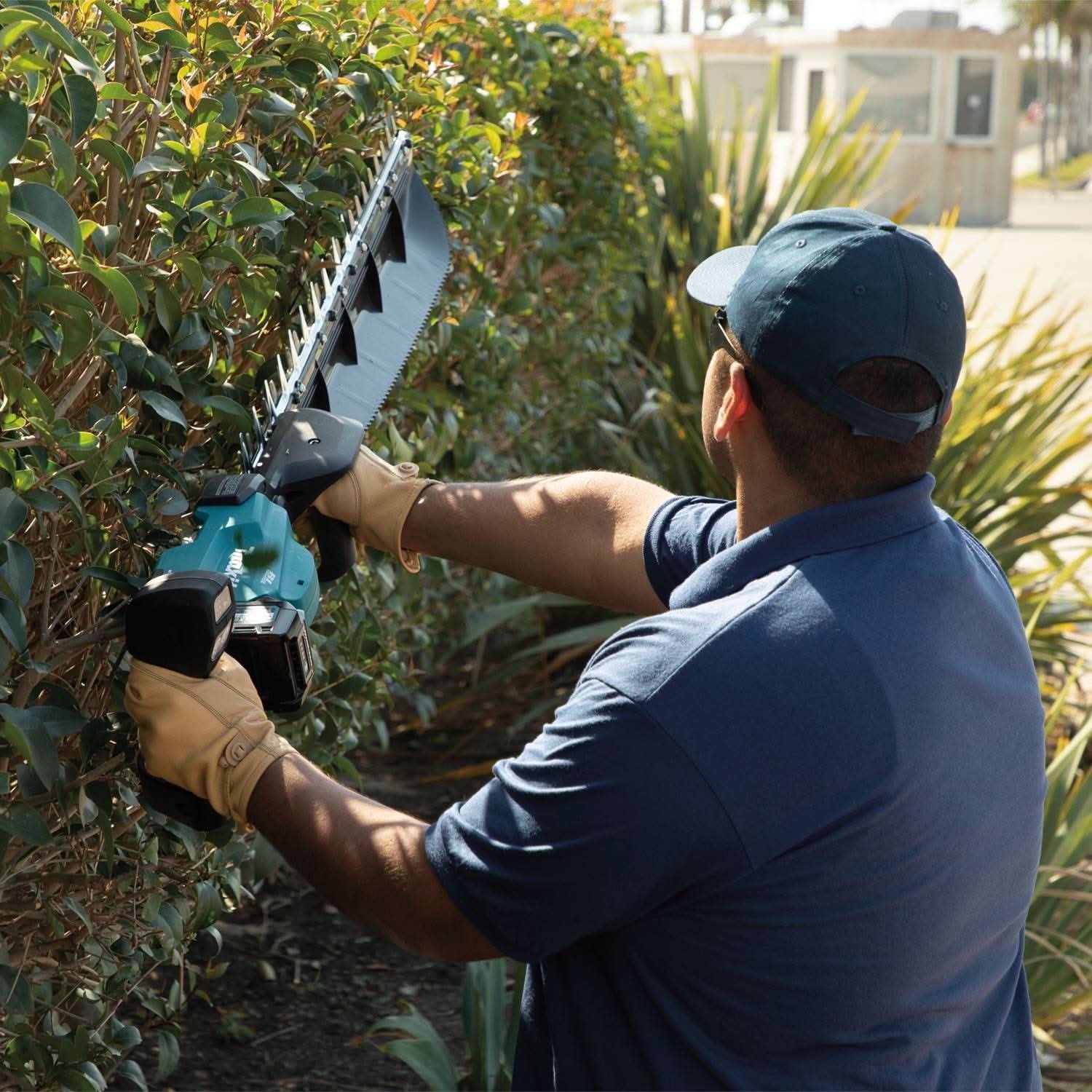 Makita GHU04M1 40V max XGT Brushless Cordless 24" Single-Sided Hedge Trimmer Kit (4.0Ah) - Image 3