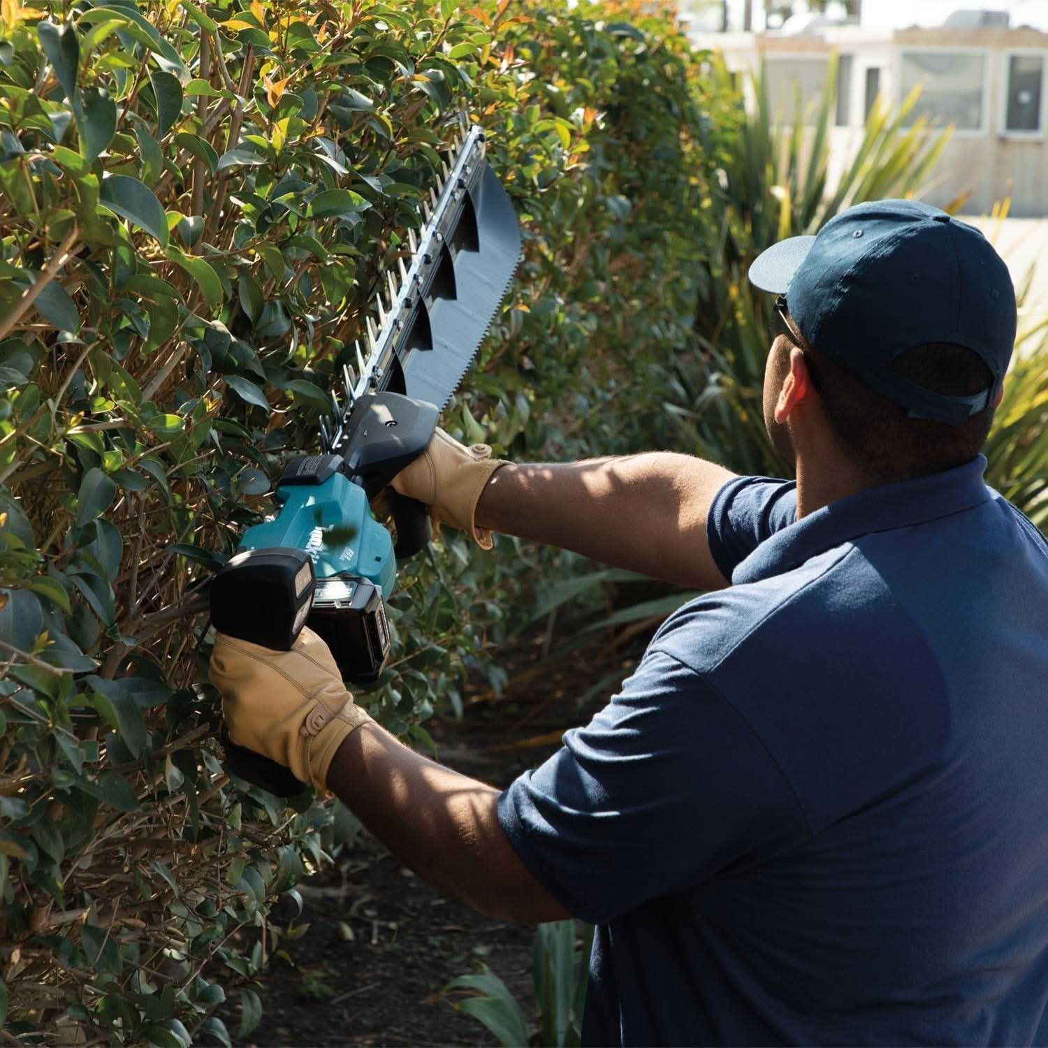 Makita GHU05M1 40V max XGT Brushless Cordless 30" Single-Sided Hedge Trimmer Kit (4.0Ah) - Image 3
