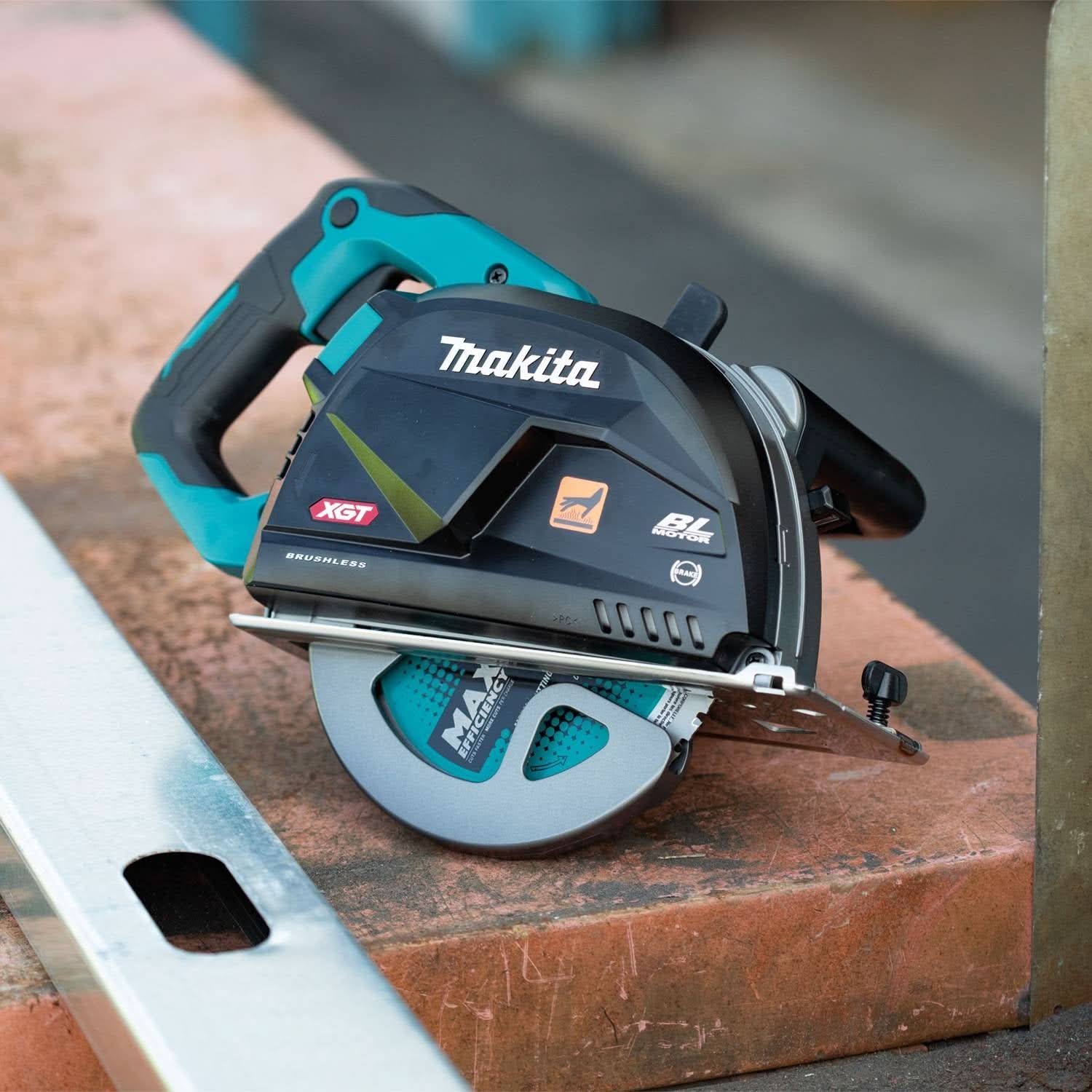 Makita GSC01Z 40V max XGT Brushless Cordless 7-1/4" Metal Cutting Saw, with Electric Brake and Chip Collector, Tool Only - Image 2