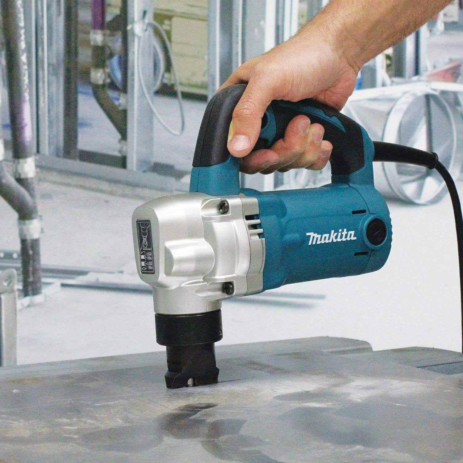Makita JN3201 Corded 10 Gauge Nibbler - Image 3