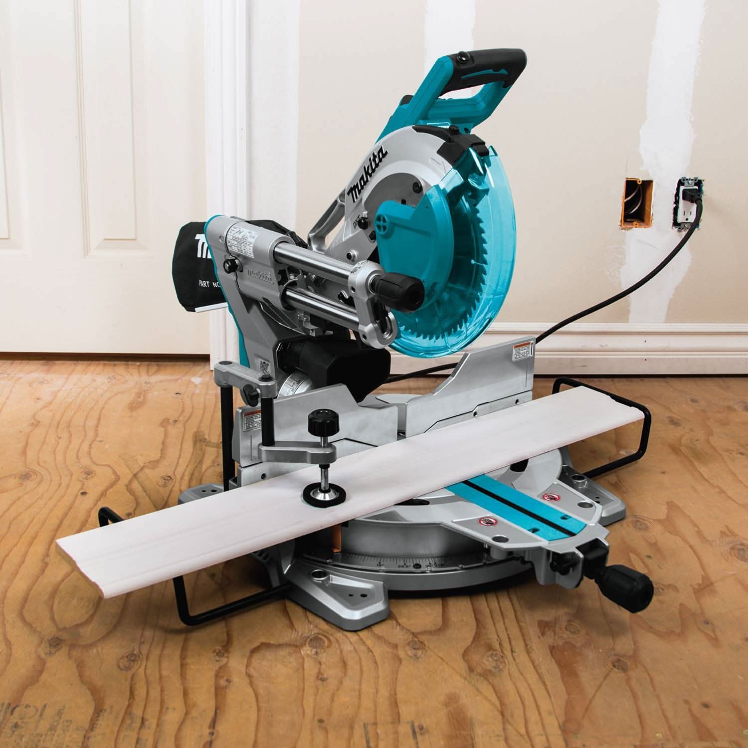 Makita LS1019L Corded 10" Dual-Bevel Sliding Compound Miter Saw with Laser - Image 3