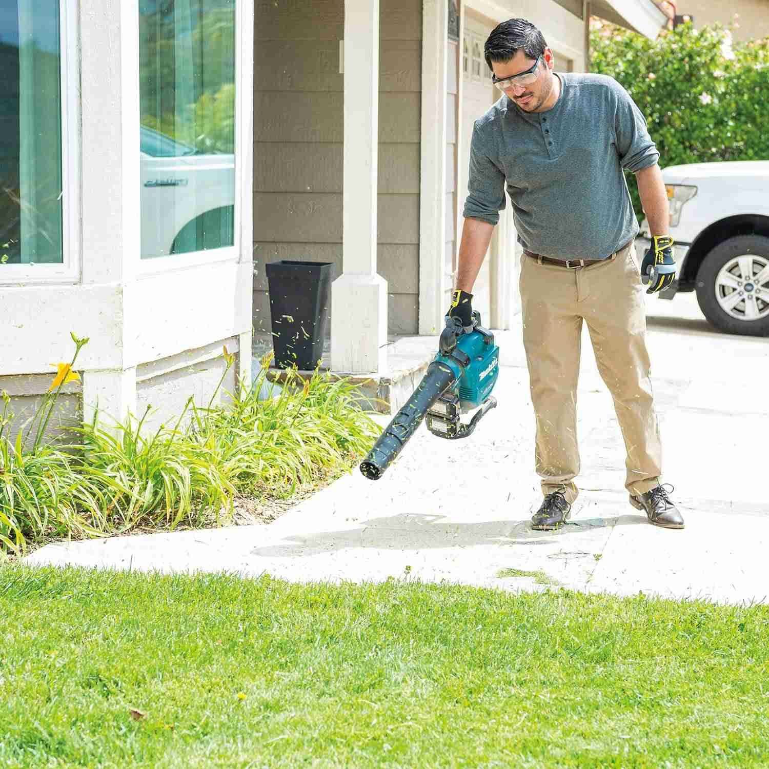 Makita XBU04PTV 36V (18V X2) LXT Brushless Blower Kit with Vacuum Attachment Kit (5.0Ah) - Image 3