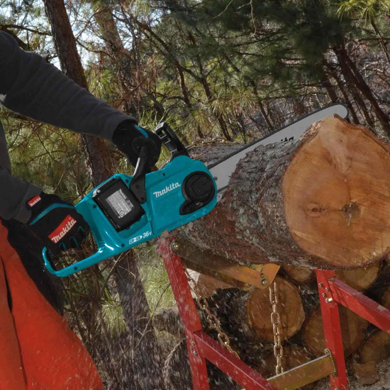 Makita XCU04PT 36V (18V X2) LXT Brushless 16" Chain Saw Kit (5.0Ah) - Image 3