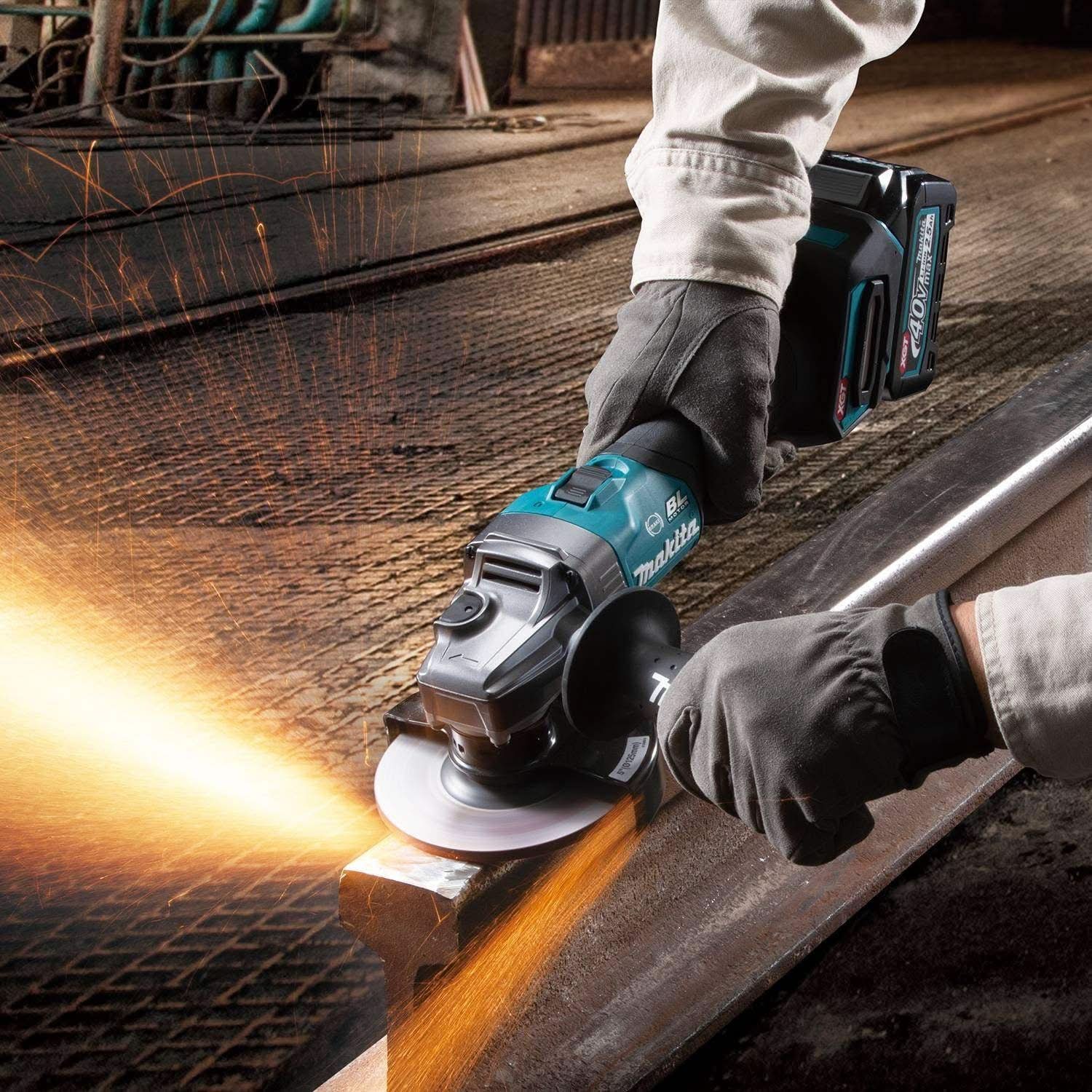 Makita GAG01M1 40V max XGT Brushless Cordless 4-1/2"Â / 5" Angle Grinder Kit, with Electric Brake (4.0Ah) - Image 2