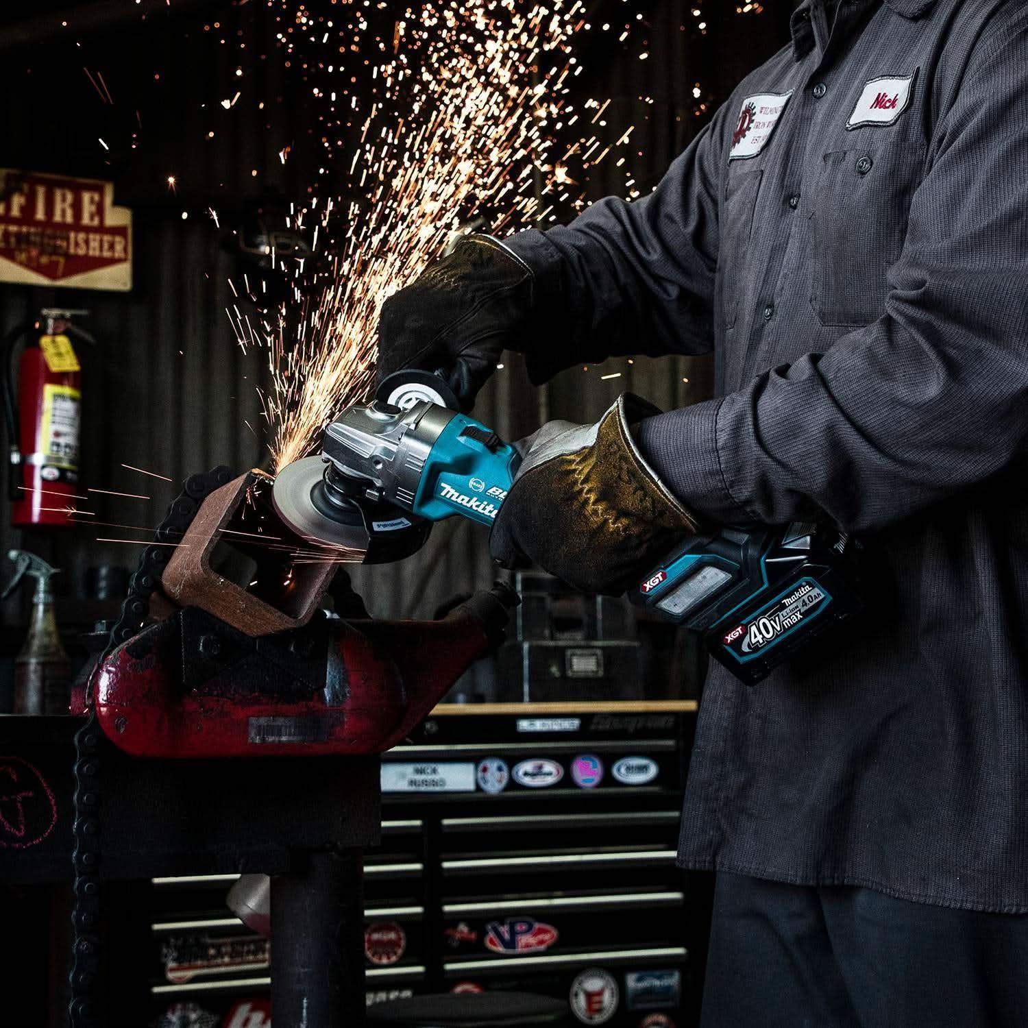 Makita GAG01M1 40V max XGT Brushless Cordless 4-1/2"Â / 5" Angle Grinder Kit, with Electric Brake (4.0Ah) - Image 3