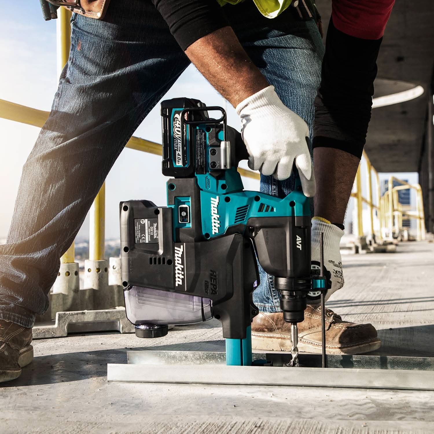 Makita GRH01M1W 40V max XGT Brushless Cordless 1-1/8" SDS-PLUS AVT Rotary Hammer Kit w/ Dust Extractor, AFT, AWS Capable (4.0Ah) - Image 3