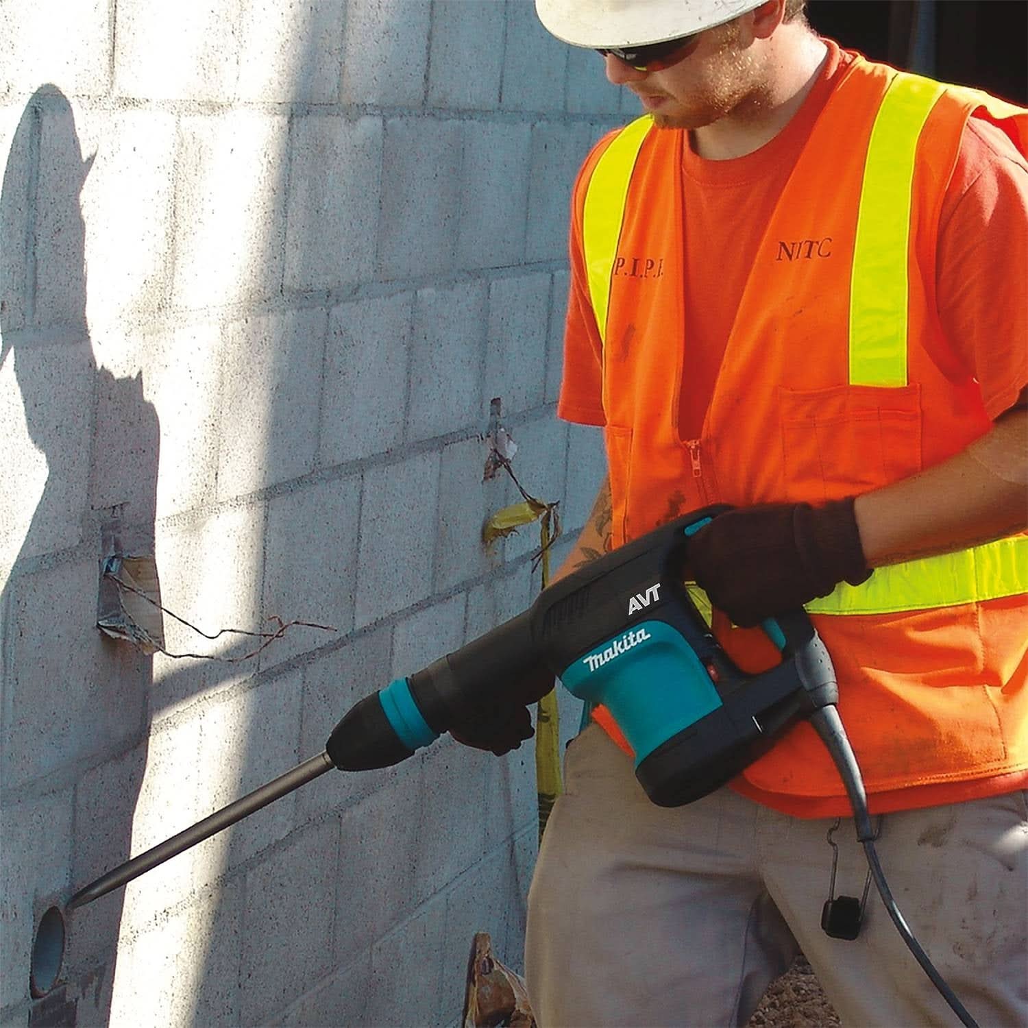Makita HM0871C Corded 12 lb. SDS-MAX AVT Demolition Hammer - Image 2