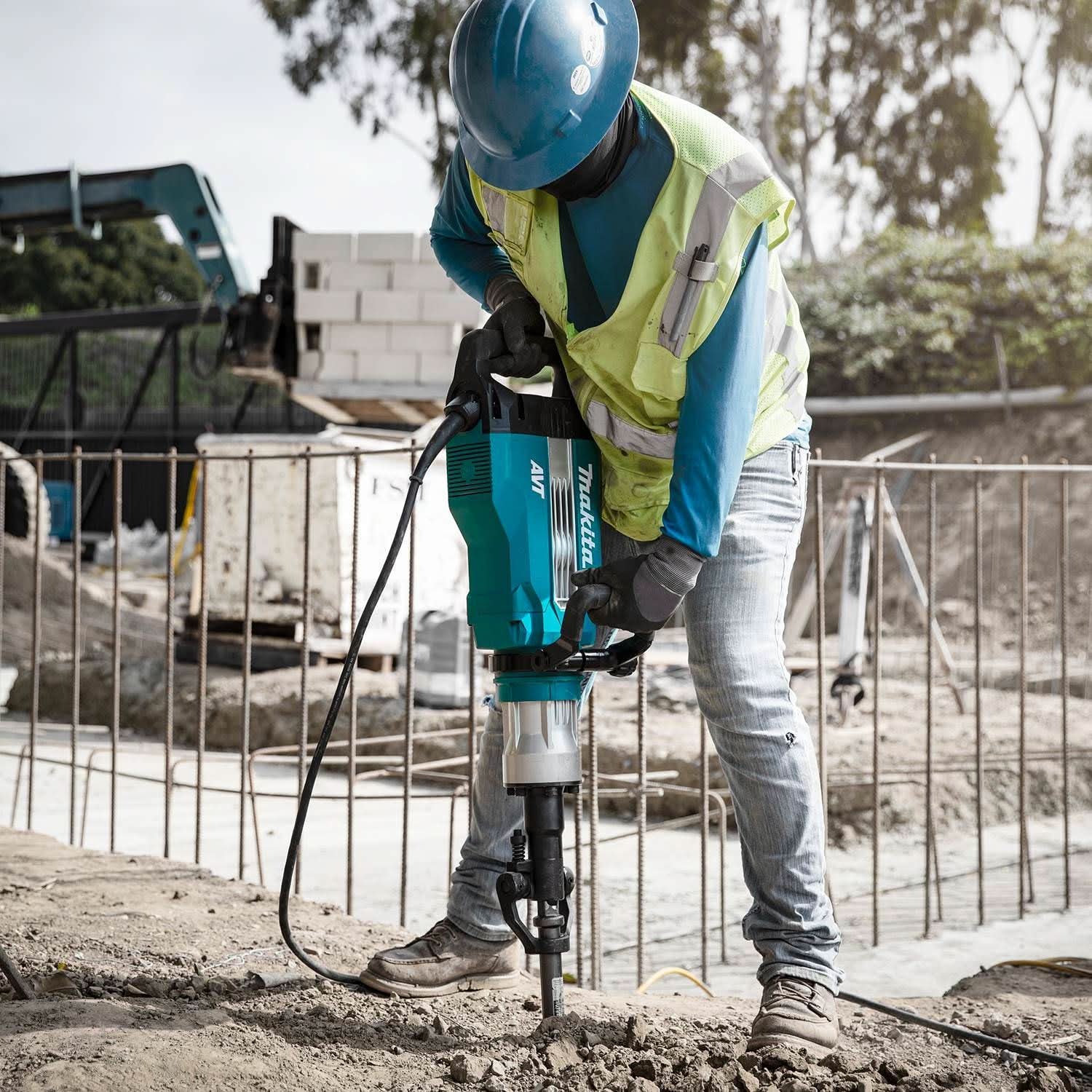 Makita HM1512 Corded 45 lb. AVT Demolition Hammer, accepts 1-1/8" Hex bits - Image 2