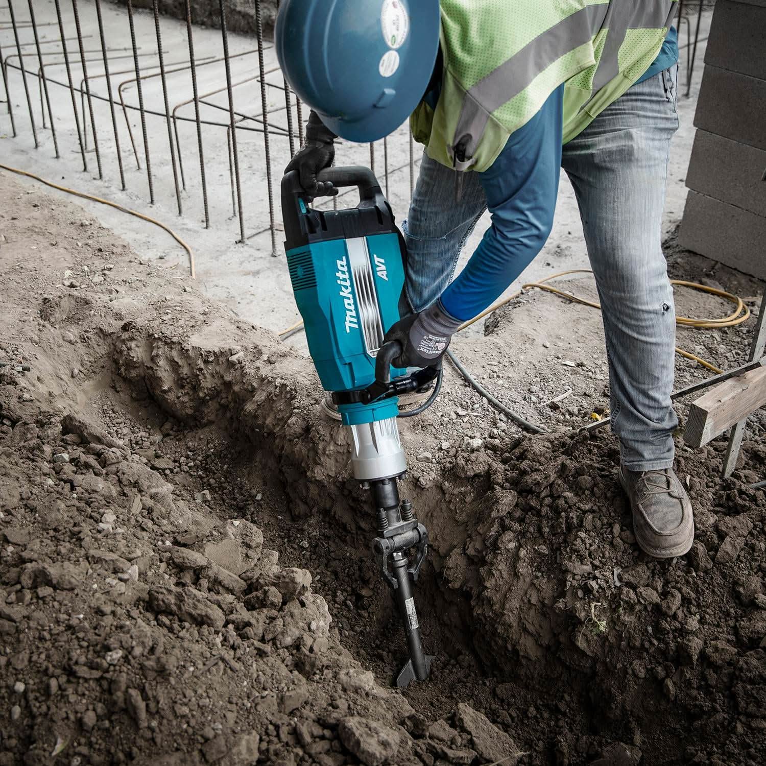 Makita HM1512 Corded 45 lb. AVT Demolition Hammer, accepts 1-1/8" Hex bits - Image 3