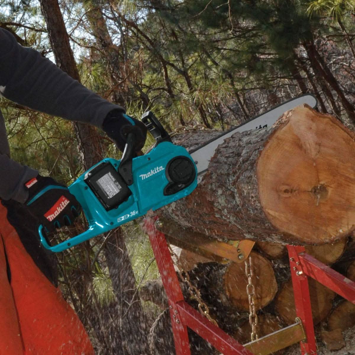 Makita XCU04PT1 18V X2 (36V) LXT Brushless Cordless 16" Chain Saw 5.0Ah Kit w/ 4 Batteries - Image 2