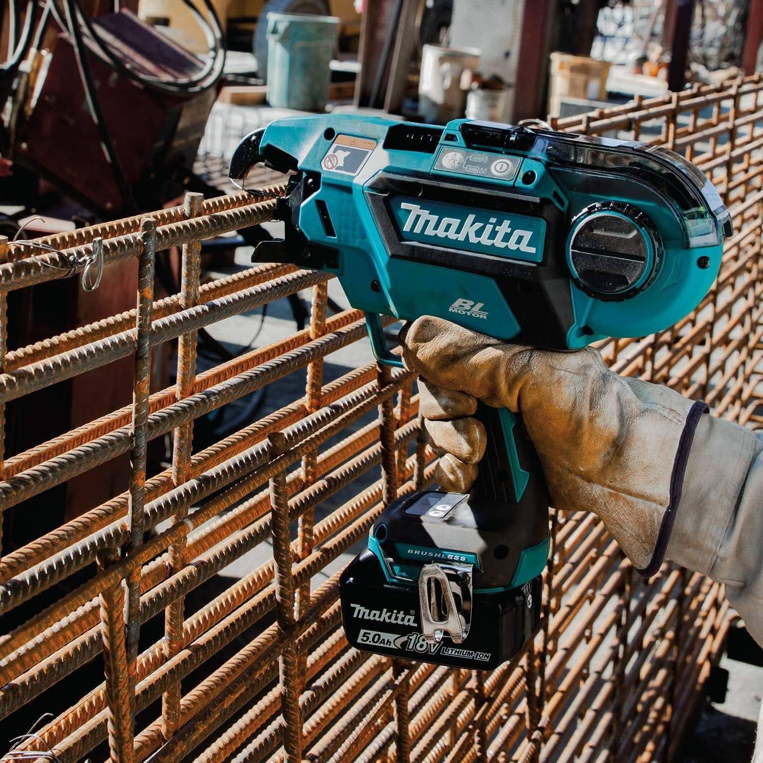 Makita XRT01TK 18V LXT Lithium-Ion Brushless Cordless Rebar Tying Tool Kit (5.0Ah) - Image 3